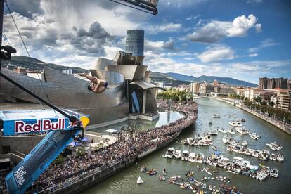 El saltador italiano, Alessandro De Rose, desde la plataforma creada a 27 metros de altura del puente de La Salve, durante el Red Bull Cliff Diving World Series, Bilbao, el 20 de Septiembre del 2014.