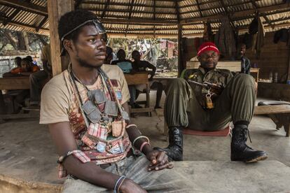 Soldados Anti-Balaka. Muchos de los jóvenes de las milicias de autodefensa hacen gala de amuletos o gri-gri colgados al cuello o en la frente, que se supone les protege en las batallas. Las milicias de autodefensa tienen en el país un origen agrario, de defensa contra grupos pastoralistas o bandidos.