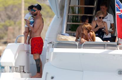 El futbolista Leo Messi junto a su familia navegando por Ibiza.