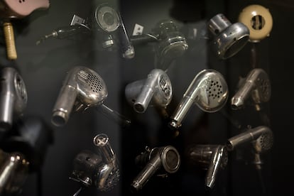 Una vitrina con secadores de mano de diferentes épocas del museo Raffel Pages.