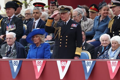 El rey Carlos III, que sirvió en la Marina Británica en su juventud, se ha puesto de pie para saludar a los 1.300 miembros de las fuerzas armadas británicas que han desfilado en el arranque de las celebraciones.