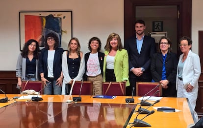 La presidenta de Plataforma Trans, Mar Cambrollé con representantes de PSOE, Sumar, Podemos, ERC, BNG, Bildu en el Congreso