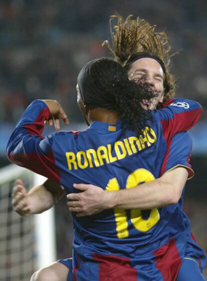 Ronaldinho y Messi celebran un gol del astro brasileño