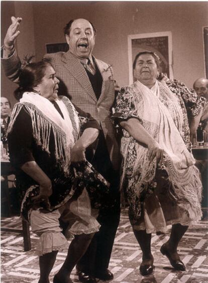 Antonio Mairena, durante una actuación en 1973 junto a María <b><i>La Chicharrona </b></i>y Tía Juana <b><i>La del Pipa.</b></i>