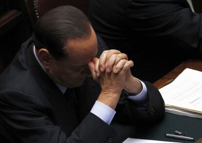 Berlusconi sigue un debate en la cámara baja, el pasado 22 de septiembre. La crisis de la deuda italiana ha sido la que ha precipitado la caída de 'Il Cavalieri', lastrado previamente por los escándalos de corrupción y de índole sexual.