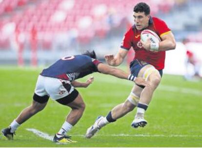 El jugador de la selección española Joan Losada durante un partido contra Hong Kong durante el Seven de Singapur.  