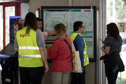 Personal de información de Renfe atiende a los usuarios de Rodalies en L'Hospitalet, el pasado lunes.