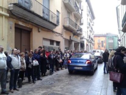 Vecinos concentrados frente a la casa de Rus antes de que la Policía Local cortase la calle.