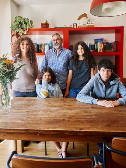 Raúl Solera, junto a su familia en su piso de Las Tablas, donde residen desde 2008. Admite que el barrio aún tiene carencias, como la falta de centros de salud o bibliotecas.