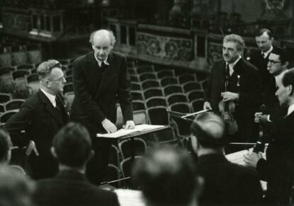 El gobernador de Austria, el pronazi Arthur Seyss-Inquart (izquierda), junto al director Wilhelm Furtwängler, en un ensayo de la OFV en 1938.