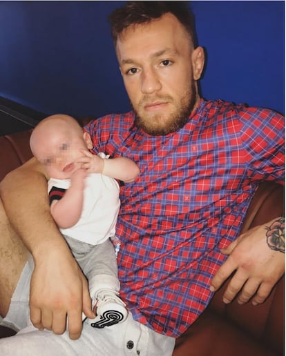 Hace solo dos meses el luchador fue padre. Desde ese momento documenta la vida del pequeño en su Instagram.Y de tal palo, tal astilla. Conor viste de Vuitton y su hijo, Conor Jack, lleva la camiseta y las mini deportivas de Gucci. Mucha clase hay en esa foto.