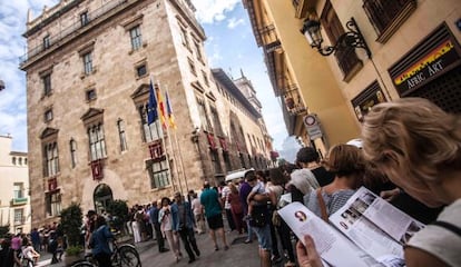 Miles de visitantes han hecho cola para acceder al Palau de la Generalitat este fin de semana. 