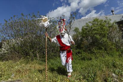 Un joven con una máscara tradicional de La Vijanera de Silió.