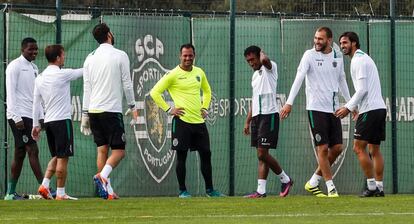 Gelson se toca la cabeza junto al portero Beto.