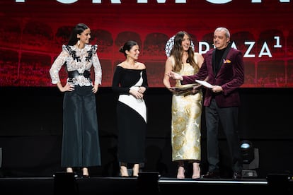 De izquierda a derecha, Victoria Federica de Marichalar, Cayetana Rivera y los presentadores de la gala, Berenice Lobatón y Ramón García.