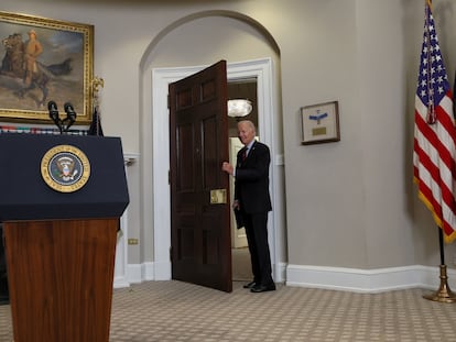 Joe Biden, este miércoles, saliendo de la sala Roosevelt de la Casa Blanca.