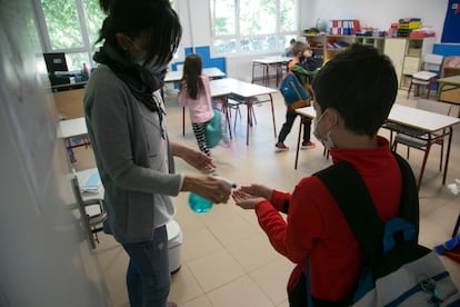 Desinfección de manos a la entrada a clase, el pasado junio en el colegio San Sebastián de El Bolao.