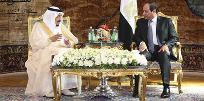El presidente egipcio, Abdelfatah al Sisi, conversa con el rey saudí Salman bin Abdelaziz, durante la ceremonia de bienvenida celebrada en el palacio presidencial de El Cairo, Egipto.