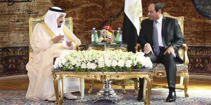 El presidente egipcio, Abdelfatah al Sisi, conversa con el rey saud&iacute; Salman bin Abdelaziz, durante la ceremonia de bienvenida celebrada en el palacio presidencial de El Cairo, Egipto.