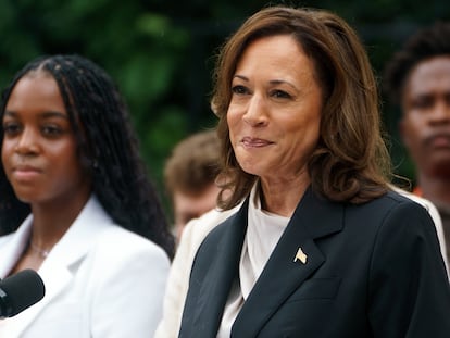 La vicepresidenta estadounidense Kamala Harris habla en un acto con los equipos campeones de la National Collegiate Athletic Association (NCAA), en el jardín sur de la Casa Blanca, Washington DC, Estados Unidos, 22 de julio de 2024.