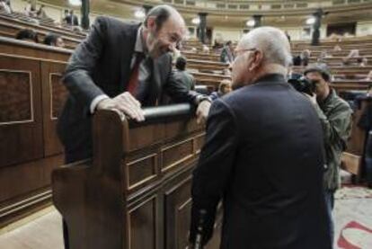 El líder del PSOE, Alfredo Pérez Rubalcaba (i), conversa con el secretario general de CiU, Josep Antoni Duran Lleida (d), al inicio del debate de presupuestos generales del Estado para 2013 que se celebra hoy en el Congreso de los Diputados.