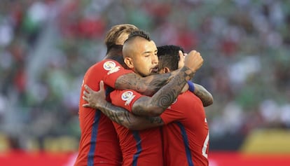 Los jugadores chilenos celebran un gol.
