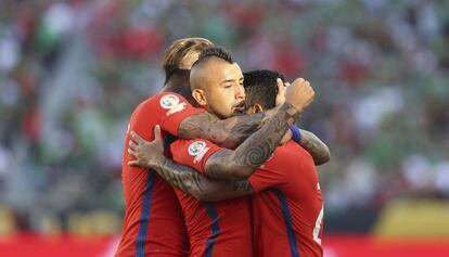 Los jugadores chilenos celebran un gol.