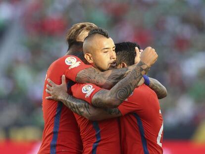 Los jugadores chilenos celebran un gol.