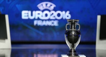 El trofeo de la Eurocopa preside la ceremonia del sorteo