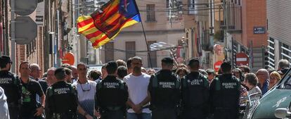 Independentistas catalanes bloquean las calles en protesta por la inspección de la Guardia Civial a la empresa de mensajería Unipost en Terrassa.