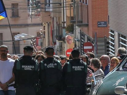 Independentistas catalanes bloquean las calles en protesta por la inspección de la Guardia Civial a la empresa de mensajería Unipost en Terrassa.