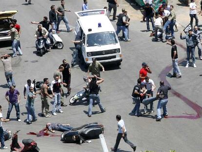 Grupos de beirutíes recogen muertos y heridos en un barrio suní de la capital después de un ataque contra la comitiva de un entierro.