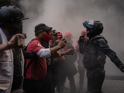 Miembros de la Brigada Humanitaria de la Paz Marabunta y manifestantes discuten con un agente de la policía durante un enfrentamiento. 26/SEPTIEMBRE/2022 - Este lunes 26 de septiembre manifestantes marcharon en la Ciudad de México para exigir justicia por la desaparición de los estudiantes de la Normal Isidro Burgos de Ayotzinapa en 2014. Se conmemoran 8 años desde la desaparición de los jóvenes. Familiares, amigos y compañeros de las víctimas, así como agrupaciones estudiantiles y simpatizantes de la sociedad civil marcharon desde el Ángel de la Independencia hasta el Zócalo, en el Centro Histórico.