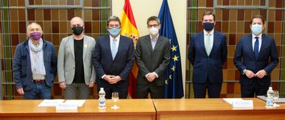 De izquierda a derecha: Pepe Álvarez (UGT); Unai Sordo (CC OO); José Luis Escrivá, ministro de Inclusión, Seguridad Social y Migraciones; Israel Arroyo, secretario de Estado de Seguridad Social; Antonio Garamendi (CEOE) y Gerardo Cuerva (Cepyme), tras la constitución de la mesa del diálogo social para la reforma del sistema de pensiones.