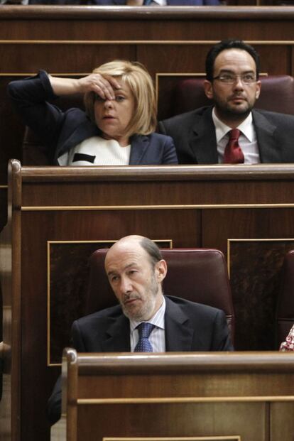 Las medidas han provocado el rechazo de todos los grupos, salvo el PP y CiU. Rubalcaba ha ofrecido un pacto nacional contra la crisis.