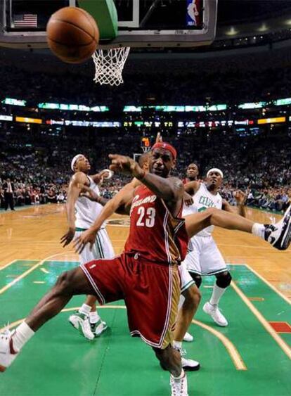 LeBron James, durante el partido contra los Celtics.