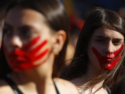 Dos manifestantes chilenas, este lunes.