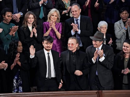 Desde la izquierda, en la fila de abajo de la tribuna de invitados, los padres de Tyre Nichols, Brandon Say, saludando, Bono, Paul Pelosi, y la embajadora de Ucrania, Oksana Markarova. En la fila de arriba se puede ver a la primera dama, Jill Biden.