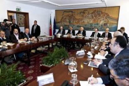 Vista general de una reunión con miembros de la troika y representantes portugeses en Lisboa (Portugal) hoy.