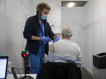Un enfermero vacuna contra la covid a un hombre el pasado mayo en Barcelona.