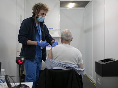 Vacunación masiva contra el coronavirus con la vacuna AstraZeneca en el recinto de la Fira de Barcelona.