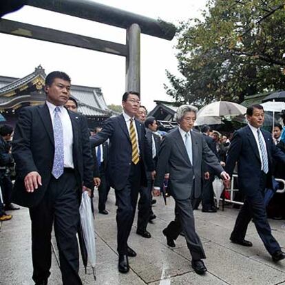 Koizumi (segundo por la derecha) sale del santuario de Yasukuni.