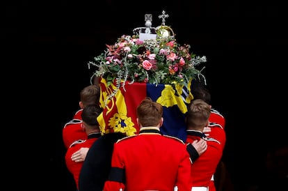 El féretro de Isabel II entra en la capilla de San Jorge, en l castillo de Windsor. 