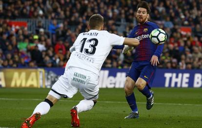 Guaita intervé davant de Messi.