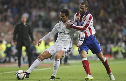 Cristiano maneja el balón ante Mario Suárez.