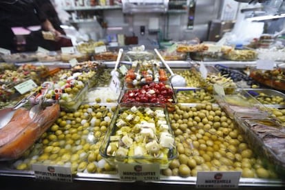 Puesto de encurtidos en el mercado madrileño de Villa de Vallecas
