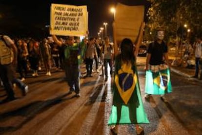 Un grupo de manifestantes protesta el pasado lunes exigiendo mayor inversión pública en educación y salud, en Brasilia (Brasil).