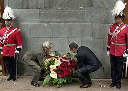 Clos y Gallardón depositan una corona de flores debajo de la placa conmemorativa descubierta en la plaza de la Villa de Madrid.