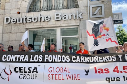 Trabajadores de Celsa protestan en Santander contra los acreedores del grupo industrial.