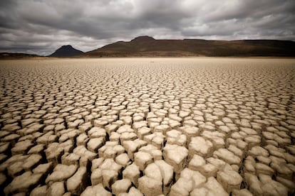 O solo é um elemento essencial nos ecossistemas, pois ajuda a regular processos importantes, como absorção de nutrientes, decomposição e disponibilidade de água, básicos para o desenvolvimento da vegetação. Nesta imagem, uma ameaça de chuva em uma área punida pela seca em Graaf Reinet, na África do Sul.